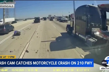 Xe phân khối lớn lao vào đuôi ô tô, người văng lên cao nên thoát hiểm