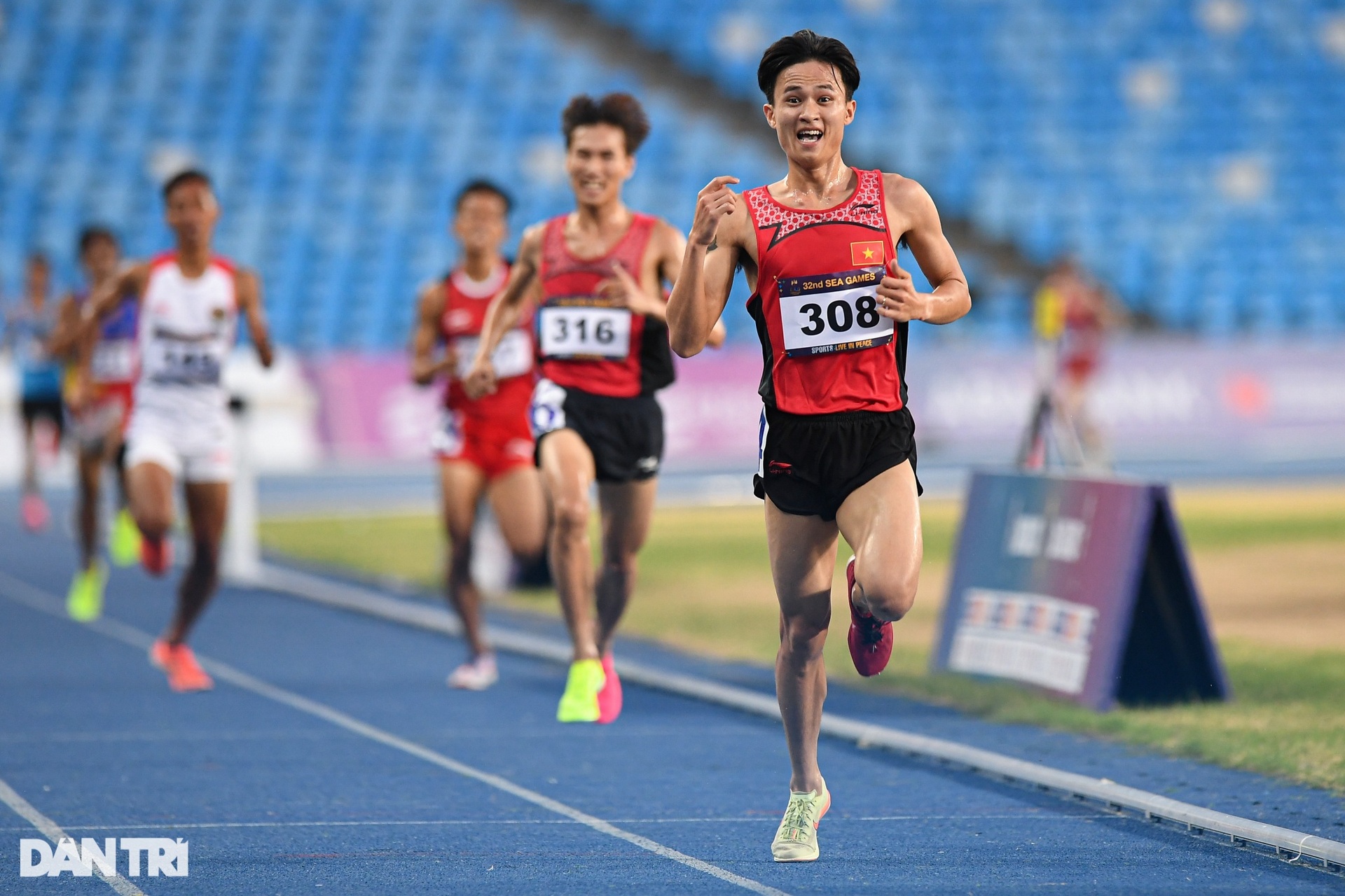 Khoảnh khắc hoa khôi điền kinh bật khóc trong lần đầu giành HCV SEA Games - 7 Khoảnh khắc hoa khôi điền kinh bật khóc trong lần đầu giành HCV SEA Games - 7