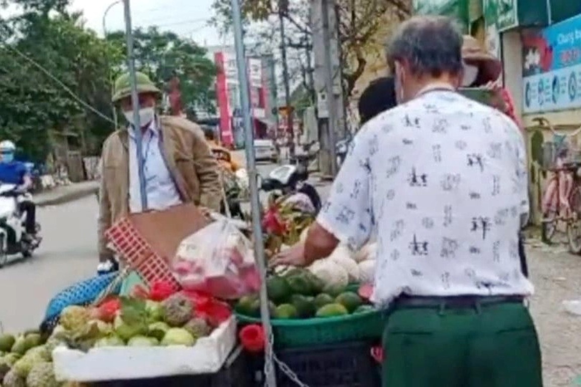 Ban quản lý chợ mải cưỡng chế hàng rong, mặc kệ người dân ngã bất tỉnh? - 1 Ban quản lý chợ mải cưỡng chế hàng rong, mặc kệ người dân ngã bất tỉnh? - 1
