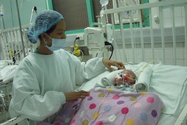 Cháu bé bị cha mẹ bỏ rơi nguy kịch trên giường bệnh