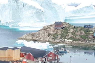 Tảng băng trôi khổng lồ đến gần khiến Đan Mạch phải sơ tán cả ngôi làng