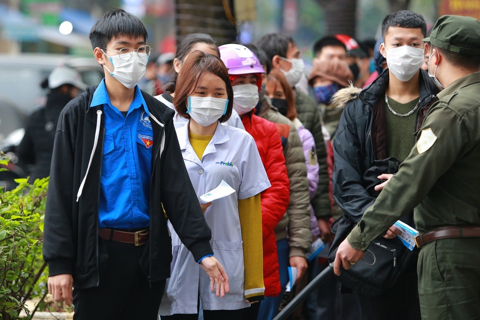 Hàng trăm người dân đội mưa xếp hàng nhận khẩu trang miễn phí - 7