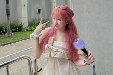 Ngoài mua vé hàng chục triệu đồng, fan Kpop còn làm gì để "đu" thần tượng?