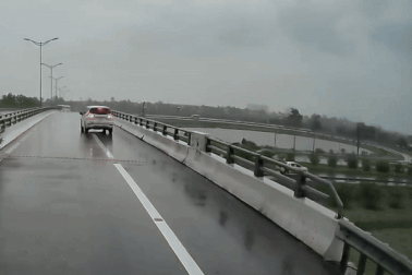 "Bắt quả tang" ô tô đi lùi trên đường cao tốc, có chi tiết gây nghi vấn