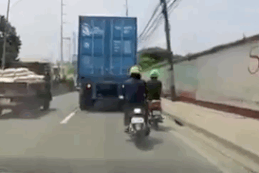 Kinh hoàng khoảnh khắc người đi xe máy bị xe công-ten-nơ chẹt vào đầu