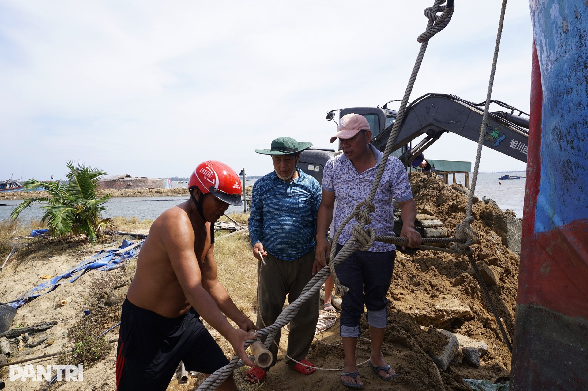 Ngư dân hối hả cứu tàu sau bão Kalmaegi: Thà mất tay còn hơn mất tàu - 6