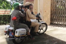 CSGT TPHCM chạy mô tô đặc chủng đưa người phụ nữ co giật đi cấp cứu