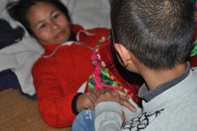 Nghẹn lòng cậu bé lớp 3 chăm mẹ câm điếc, bệnh tật trong căn nhà nát