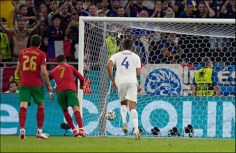 C.Ronaldo bị ném nguyên chai nước ngọt khi ăn mừng bàn thắng - 10 C.Ronaldo bị ném nguyên chai nước ngọt khi ăn mừng bàn thắng - 10