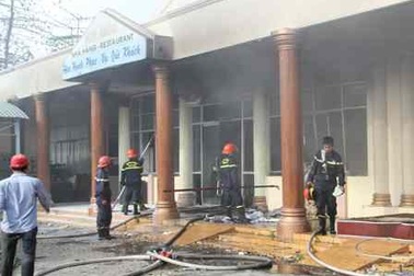 Khu tổ chức tiệc cưới của nhà hàng đột nhiên bốc cháy