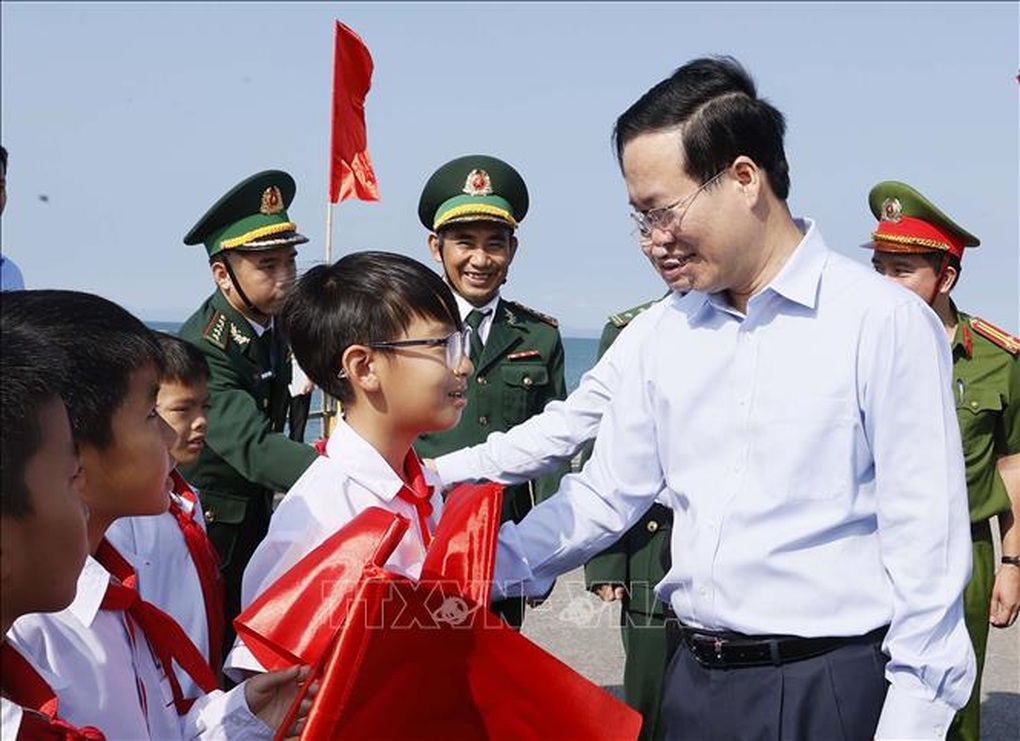 Chủ tịch nước Võ Văn Thưởng thăm quân và dân huyện đảo Cô Tô - 5 Chủ tịch nước Võ Văn Thưởng thăm quân và dân huyện đảo Cô Tô - 5