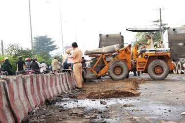 Lật xe container, tài xế và phụ xe kẹt cứng trong cabin