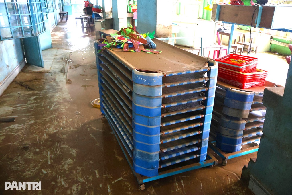 Nhà giáo viên ngập đến mái, trường học đầy sình lầy, hư hại nặng sau lũ  - 1
