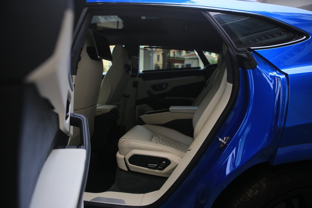 Soi chi tiết siêu SUV Lamborghini Urus màu lạ tại Hà Nội - 10 Soi chi tiết siêu SUV Lamborghini Urus màu lạ tại Hà Nội - 10