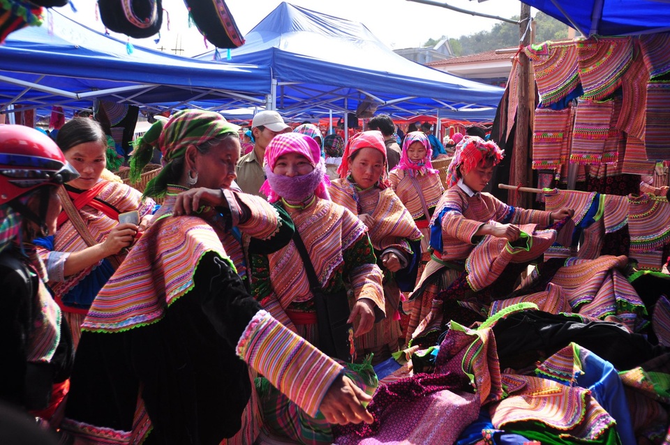 Sắc màu chợ thổ cẩm vùng núi Bắc Hà - 5