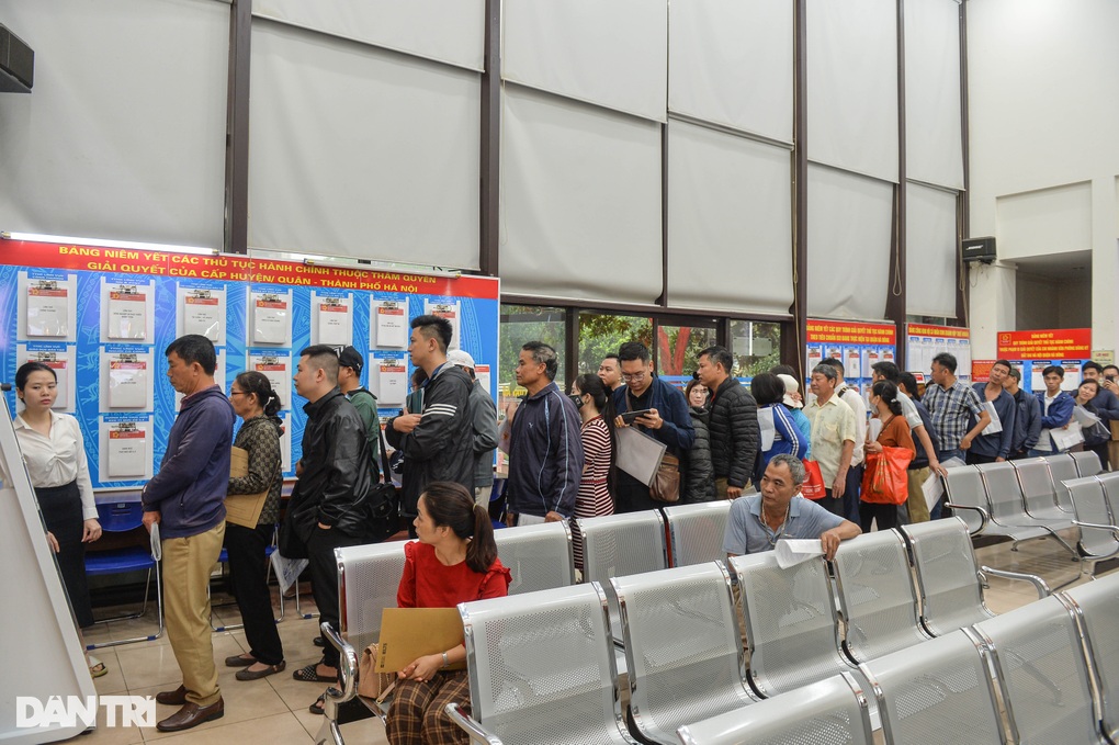 Người dân xếp hàng từ sáng sớm làm thủ tục liên quan đến nhà, đất ở Hà Nội - 2 Người dân xếp hàng từ sáng sớm làm thủ tục liên quan đến nhà, đất ở Hà Nội - 2