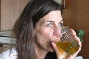 Rùng mình trước người phụ nữ thích... uống nước tiểu