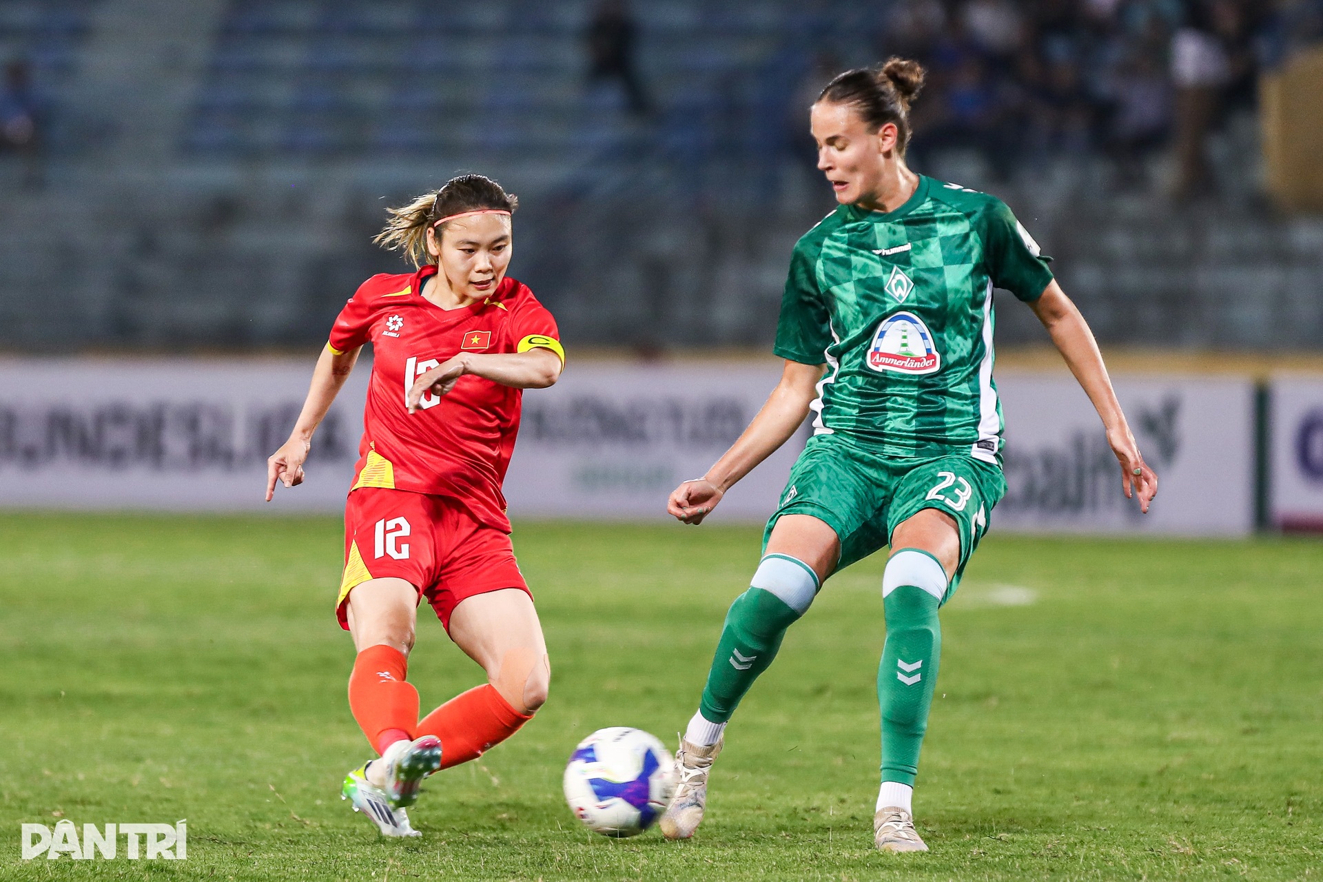 Thể hình vượt trội, dàn sao Werder Bremen áp đảo tuyển nữ Việt Nam - 5 Thể hình vượt trội, dàn sao Werder Bremen áp đảo tuyển nữ Việt Nam - 5