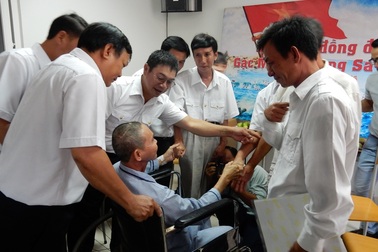 Nước mắt ngày hội ngộ của cựu binh Gạc Ma trên giường bệnh