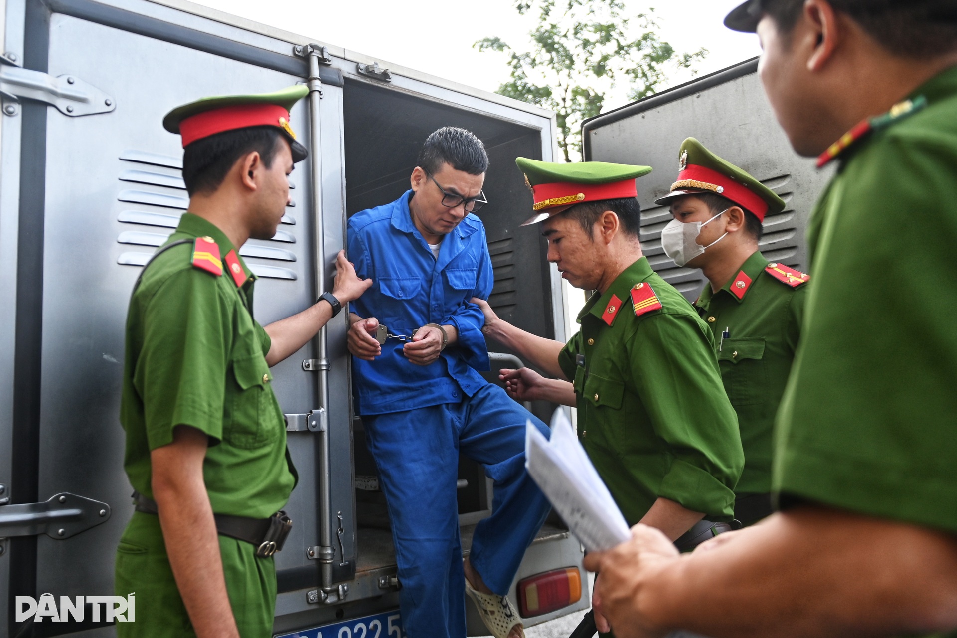 Dẫn giải các bị cáo trong vụ đánh bạc 106 triệu USD tại khách sạn Pullman - 8 Dẫn giải các bị cáo trong vụ đánh bạc 106 triệu USD tại khách sạn Pullman - 8