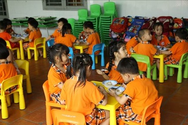 Công nhân Bình Dương cùng con đến trường… qua camera