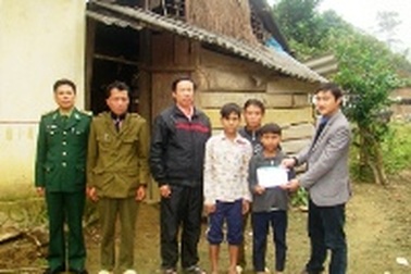 Gần 10 triệu đồng đến với 2 em học sinh mồ côi ở đồng bào Rục