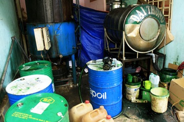 Triệt phá “lò” sản xuất dầu nhớt giả cho xe máy