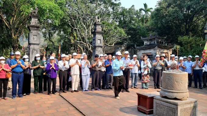 Đoàn người có công TP. Cẩm Phả tham quan đền thờ Trần Hưng Đạo thuộc Khu di tích Quốc gia đặc biệt Bạch Đằng, thị xã Quảng Yên. (Ảnh: TTĐD Người có công tỉnh Quảng Ninh)
