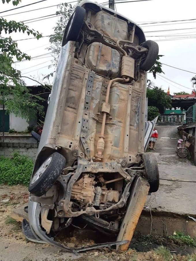 Ô tô đâm bật nắp cống, trạng thái cuối cùng khiến tất cả khó hiểu - Ảnh 4. Ô tô đâm bật nắp cống, trạng thái cuối cùng khiến tất cả khó hiểu - Ảnh 4.