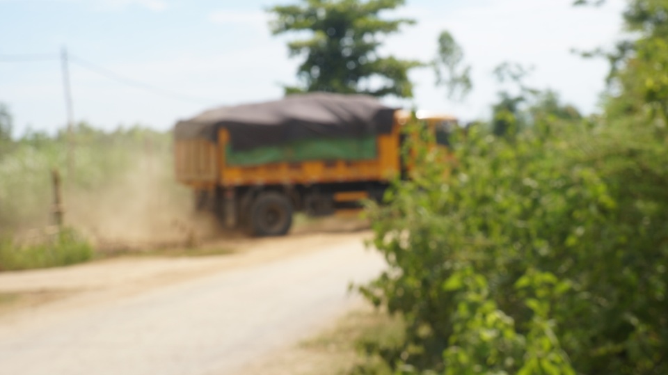 Qua mặt chính quyền, khai thác đất trái phép tràn lan tại Nghệ An - 4 Qua mặt chính quyền, khai thác đất trái phép tràn lan tại Nghệ An - 4