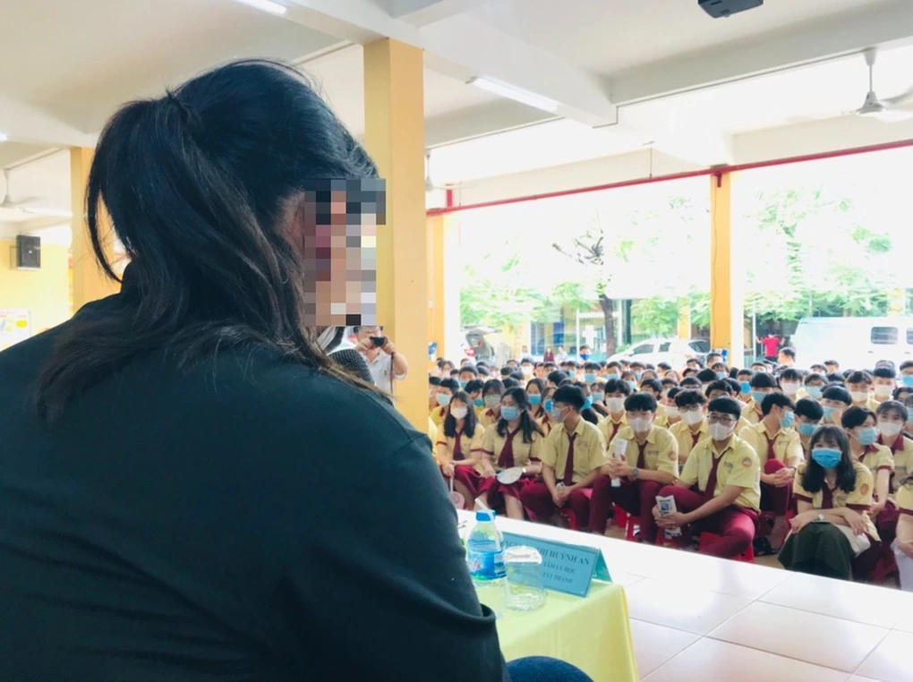 Con gái ngoan lột đồ, chơi trò người lớn trong nhóm kín - 4 Con gái ngoan lột đồ, chơi trò người lớn trong nhóm kín - 4