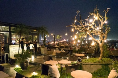 Những quán cà phê lý tưởng để ngắm pháo hoa ở Hà Nội