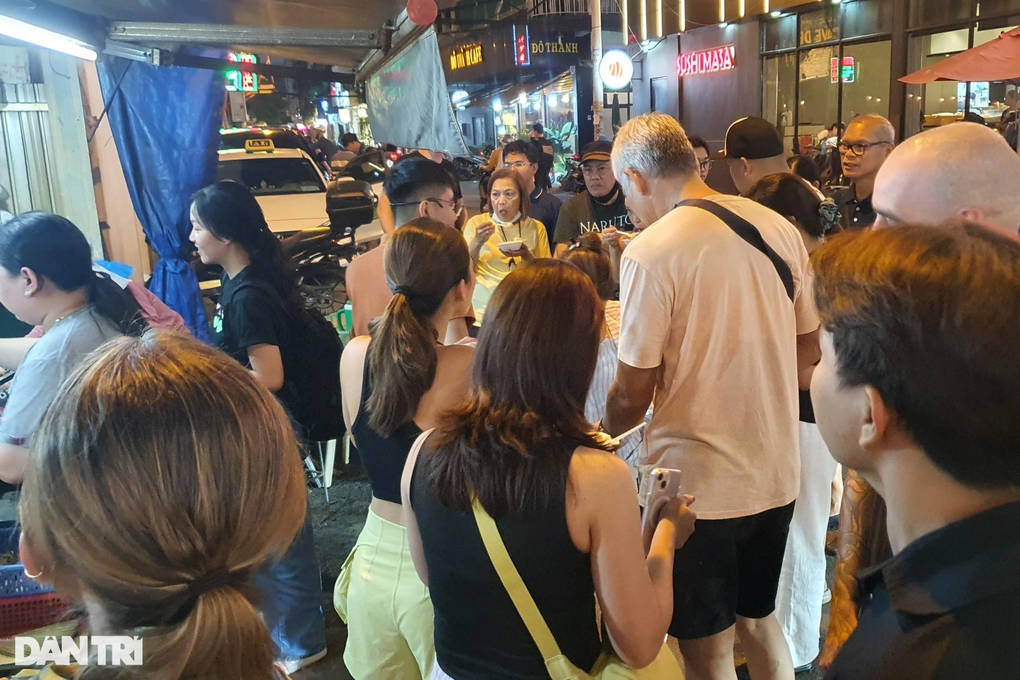 Grilled banana shop has a turnover of 20 million VND/day, Western customers wait in the rain to buy - 3