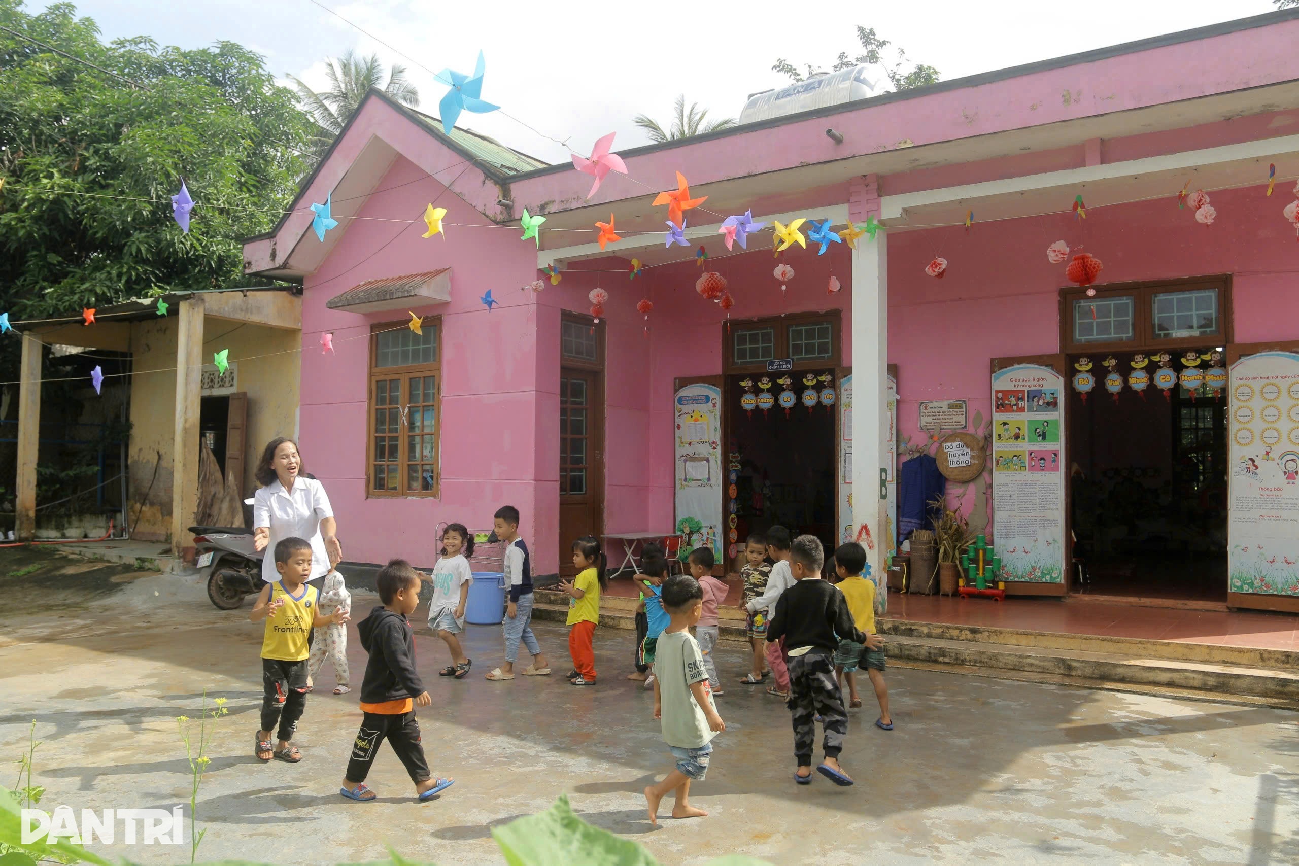 Μια δασκάλα σε μια ορεινή περιοχή διδάσκει κατά τη διάρκεια της ημέρας και ράβει ρούχα για τους μαθητές της το βράδυ - 1 Cô giáo vùng cao ngày lên lớp, tối may quần áo tặng học trò - 1