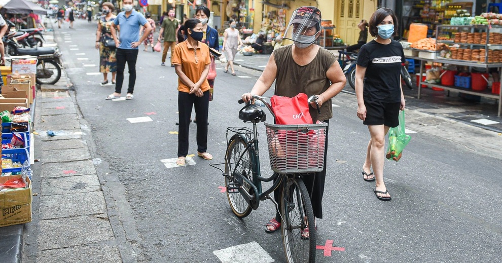 Tiểu thương hét khản cổ nhắc khách giãn cách, ai vi phạm từ chối bán - 8