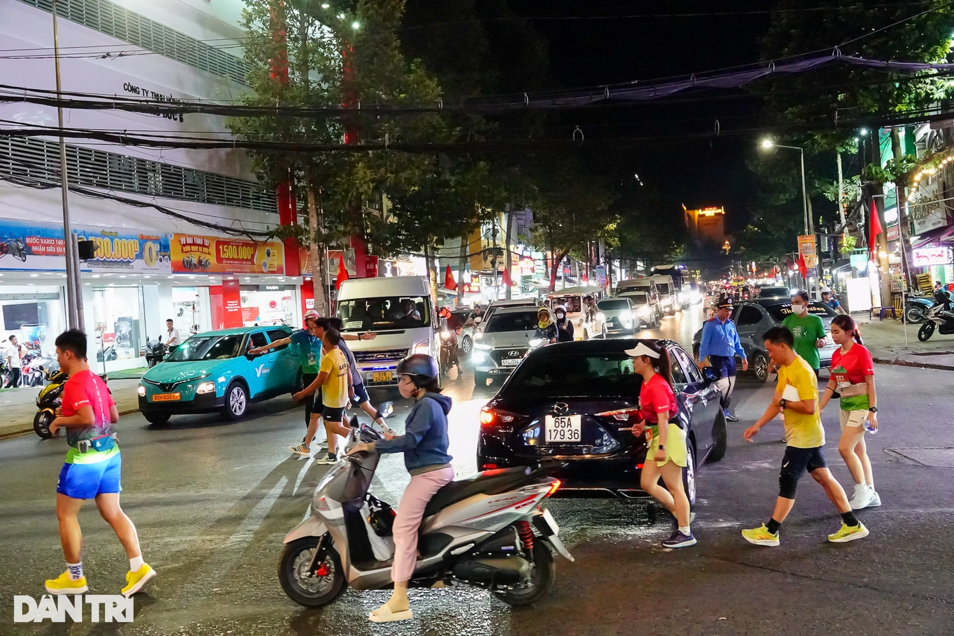 Vận động viên luồn lách với xe cộ để về đích tại giải chạy đêm ở Cần Thơ - 5 Vận động viên luồn lách với xe cộ để về đích tại giải chạy đêm ở Cần Thơ - 5