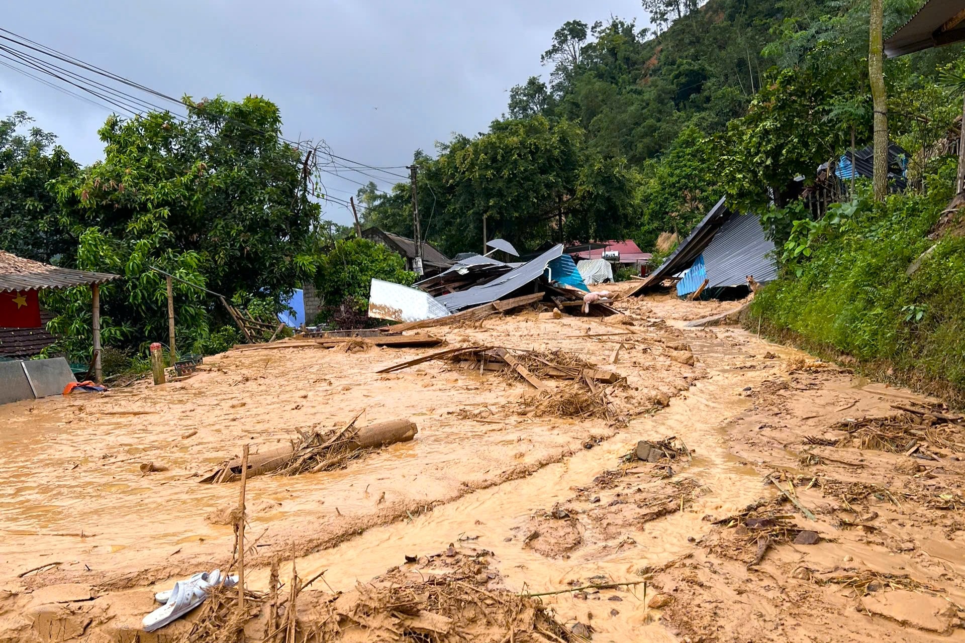 30 phút lũ càn quét bản làng, người dân nháo nhào tháo chạy - 3 30 phút lũ càn quét bản làng, người dân nháo nhào tháo chạy - 3