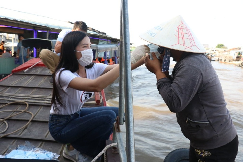 Ngành du lịch Cần Thơ phát khẩu trang cho thương hồ Chợ Nổi Cái Răng - 9 Ngành du lịch Cần Thơ phát khẩu trang cho thương hồ Chợ Nổi Cái Răng - 9