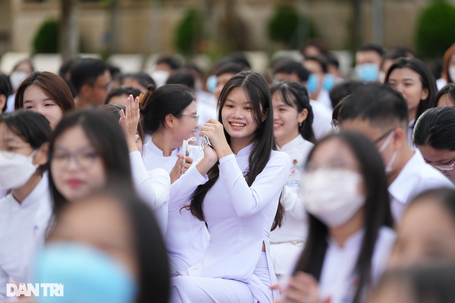 Phụ huynh miền Tây ôm hôn, động viên con trong ngày khai giảng năm học mới - 17 Phụ huynh miền Tây ôm hôn, động viên con trong ngày khai giảng năm học mới - 17