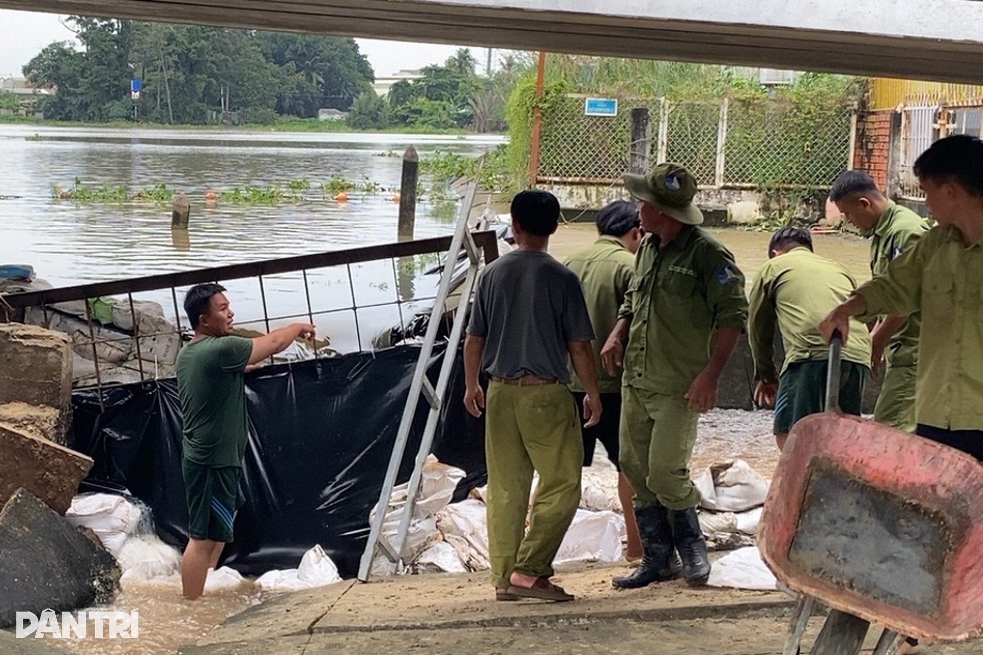 Ngày đêm khắc phục sự cố sụp cống ngăn triều uy hiếp khu dân cư ở TPHCM - 7 Ngày đêm khắc phục sự cố sụp cống ngăn triều uy hiếp khu dân cư ở TPHCM - 7