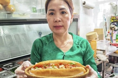 Chủ tiệm bánh mì người Việt ở Singapore: "Tôi lãi gần 60 triệu đồng/tháng"