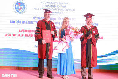 Trao bằng tiến sĩ danh dự tới 2 giáo sư Vật lý Ba Lan