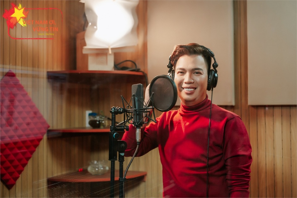 Công Lý, Quang Thắng, Holy Thắng cùng dàn sao hát “Việt Nam ơi! Vững tin!” - 1 Công Lý, Quang Thắng, Holy Thắng cùng dàn sao hát “Việt Nam ơi! Vững tin!” - 1