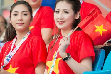 Á hậu Tú Anh, Hoa hậu Thu Thảo cổ vũ U23 Việt Nam