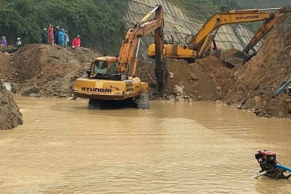 Giao thông trên đèo An Khê liên tục bị tê liệt do sạt lở - 1 Giao thông trên đèo An Khê liên tục bị tê liệt do sạt lở - 1