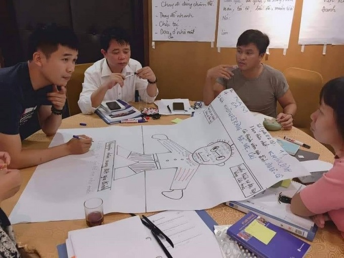 Nhiều cha mẹ tích cực tham gia các khóa học làm cha mẹ và nuôi dạy con tích cực. Ảnh M. Hiên