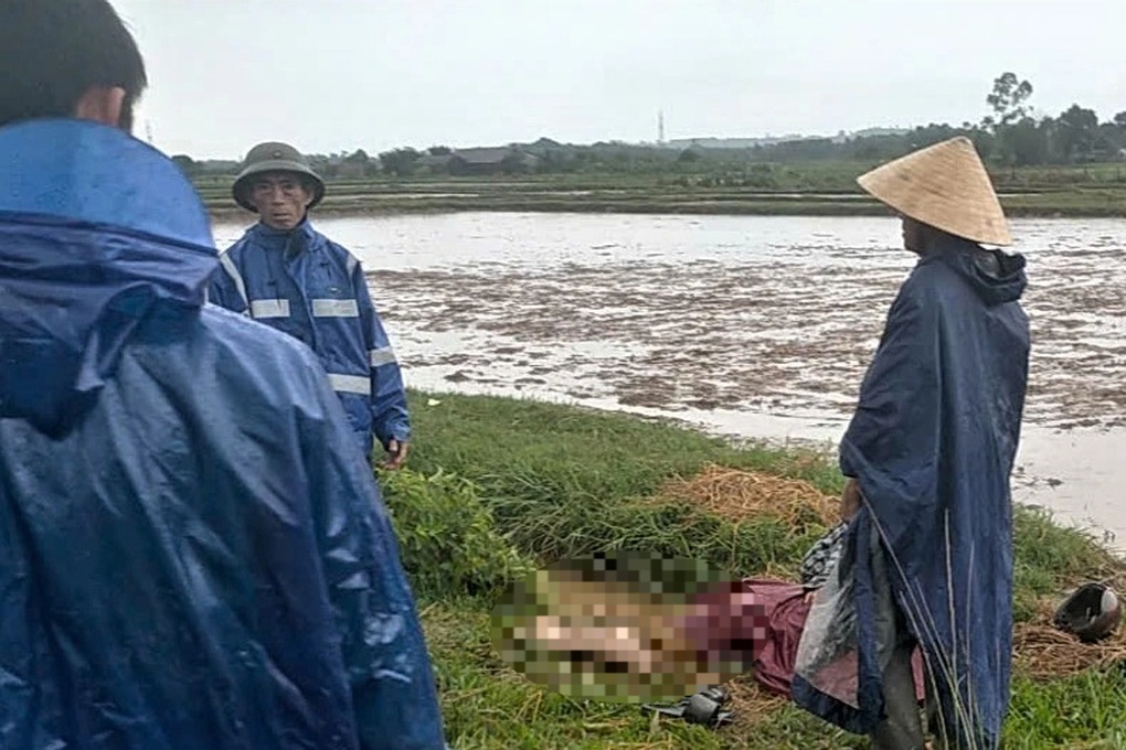 Người đàn ông bị sét đánh tử vong bên bờ ruộng khi đang gieo mạ - 1 Người đàn ông bị sét đánh tử vong bên bờ ruộng khi đang gieo mạ - 1