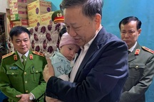 Bộ trưởng Tô Lâm đến thăm gia đình 3 chiến sỹ hy sinh trong vụ việc tại Đồng Tâm