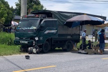 Hai vợ chồng gặp nạn dưới bánh ô tô tải