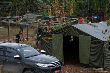 Quân đội dựng lều dã chiến cho người dân vùng lũ ở khi chờ xây nhà mới
